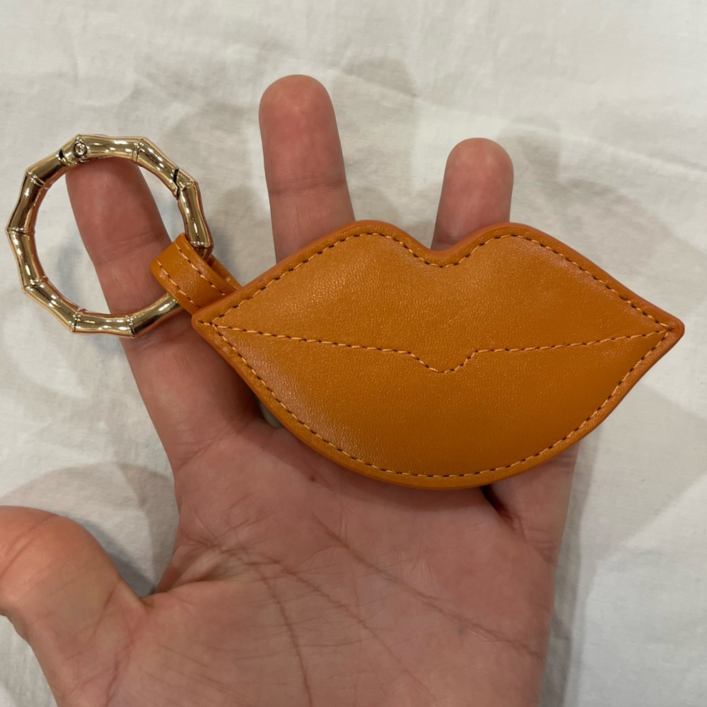 lip keychain, synthetic leather, with a bamboo-style gold metal clasp.🍑💋magnetic
